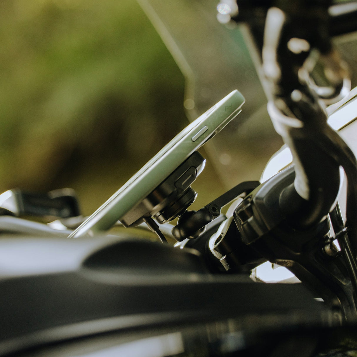 Motorcycle Bar Mount | Charging Locking Qi2
